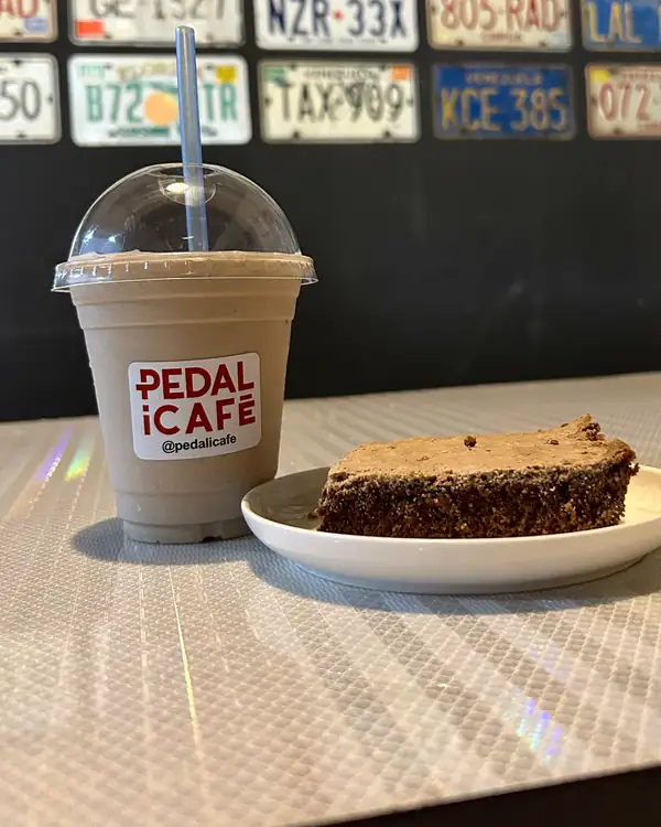Bebida fría de café con un brownie sobre la mesa
